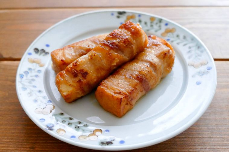 厚揚げの豚バラ巻きが3つ盛られている皿