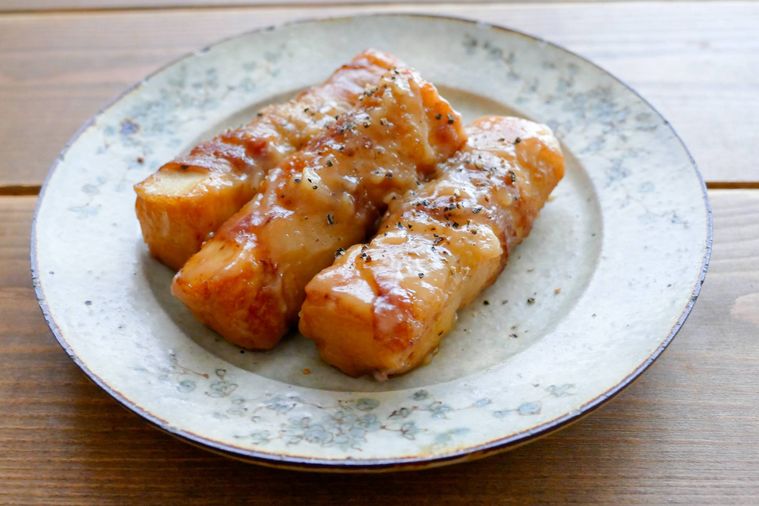 みそだれで味付けた厚揚げの豚バラ巻きが盛られている皿