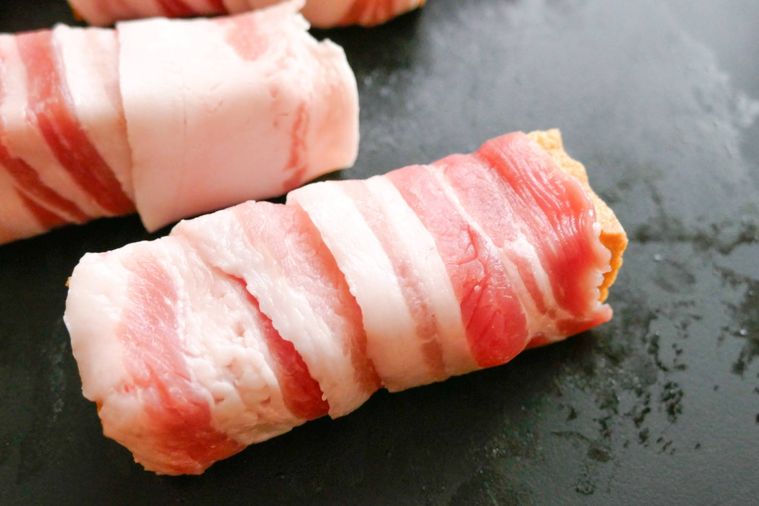 厚揚げに豚バラ肉を巻いた様子