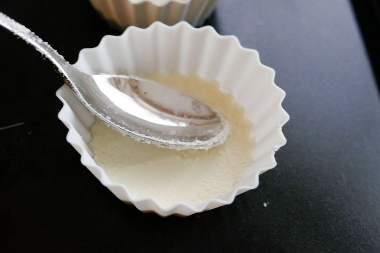 クリープをシリコンカップに入れてスプーンの背で押さえる様子
