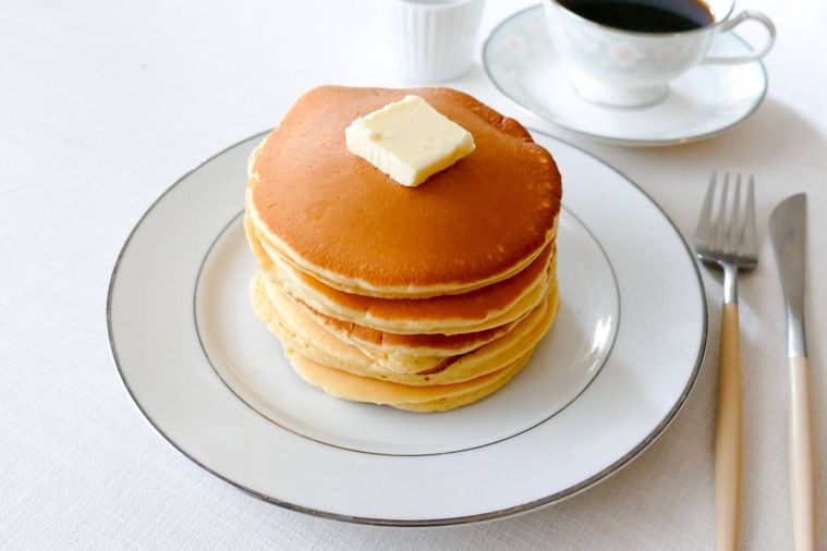 クリープ入りホットケーキを積み上げた皿がある食卓