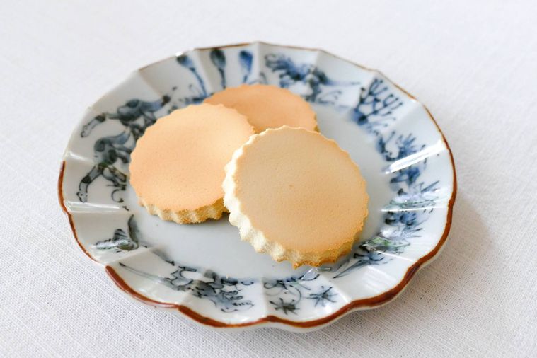 クリープクッキーが3枚のっている小皿