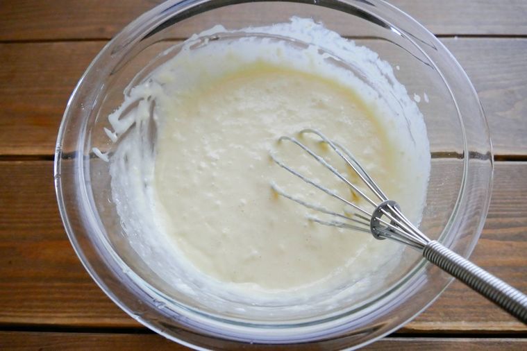 クリープホットケーキの材料を泡だて器で混ぜる様子
