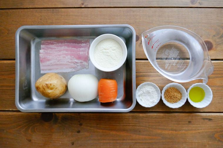 ベーコンのミルクスープの材料が並ぶ木製テーブル