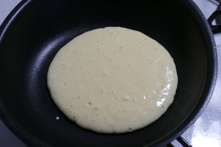フライパンでホットケーキを焼く様子