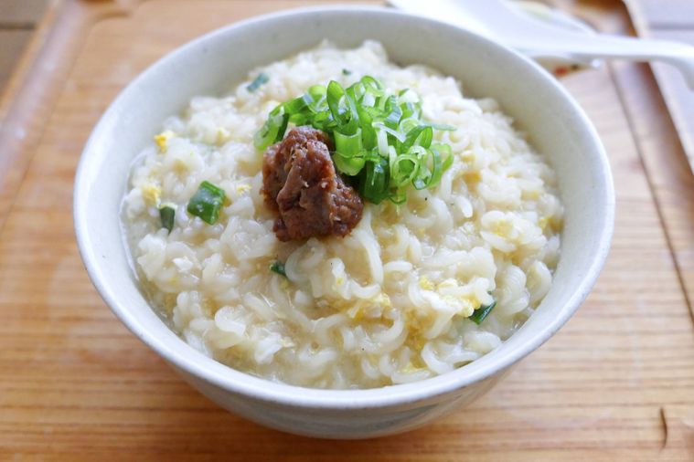 卵雑炊風コムタンラーメンが盛られた器