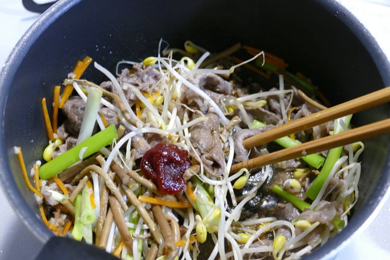 鍋に調味料を入れた様子