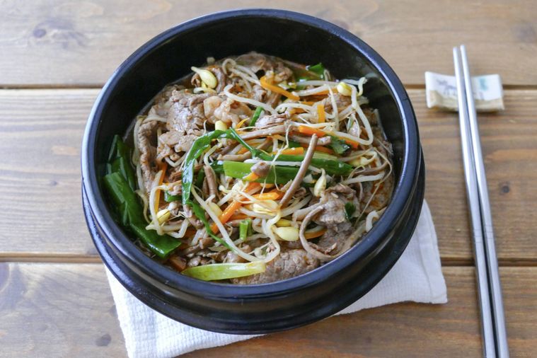 ユッケジャン風コムタンラーメンが入っている黒い大きな器