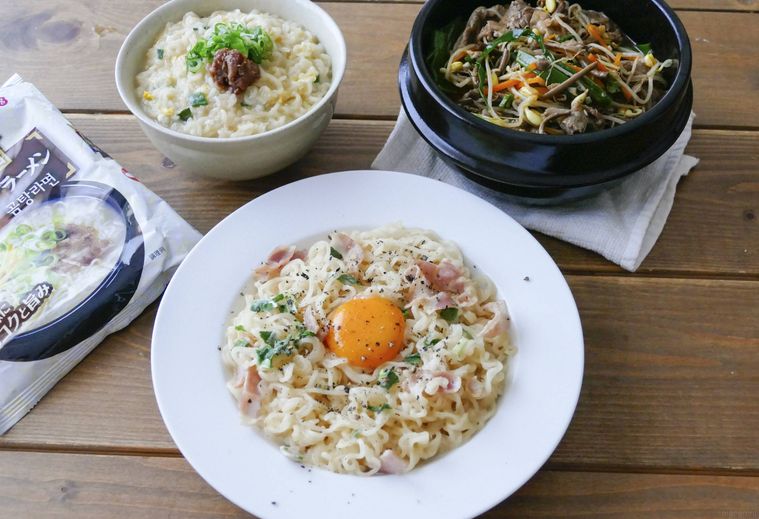 コムタンラーメン3種類のアレンジが並ぶ木製テーブル