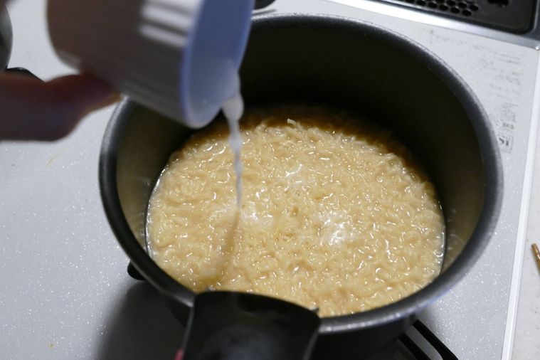 鍋に水溶き片栗粉を入れる様子