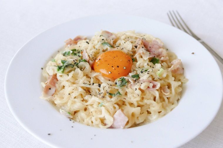 カルボナーラ麩コムタンラーメンが盛られている白い皿