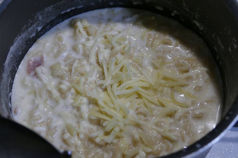 鍋にとろけるチーズを加えた様子