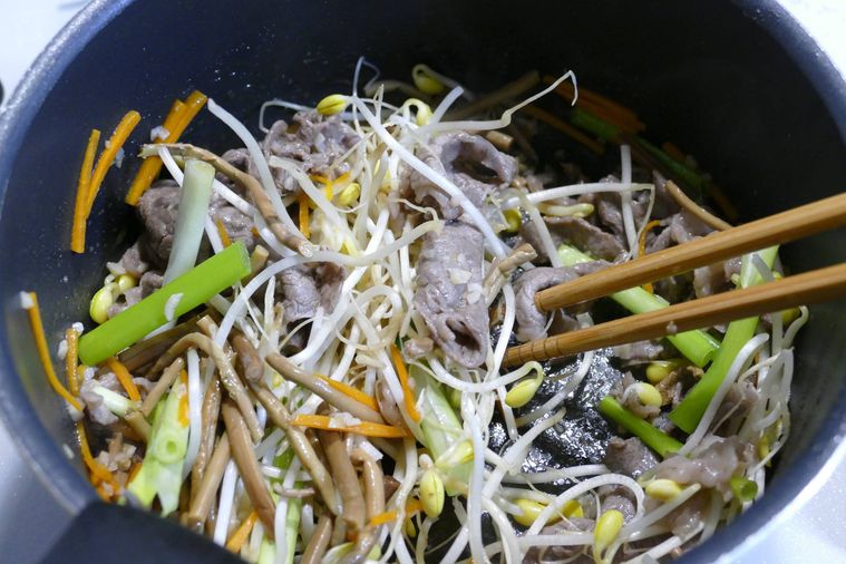 具材を鍋で炒める様子