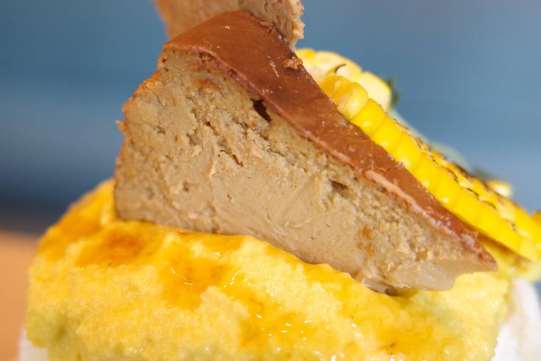 ブラウンチーズケーキののったとうもろこしのかき氷