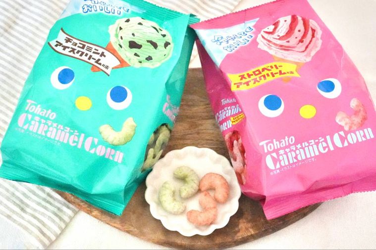 木のカッティングボードと白い小皿にのったアイスクリーム味のキャラメルコーンとパッケージ