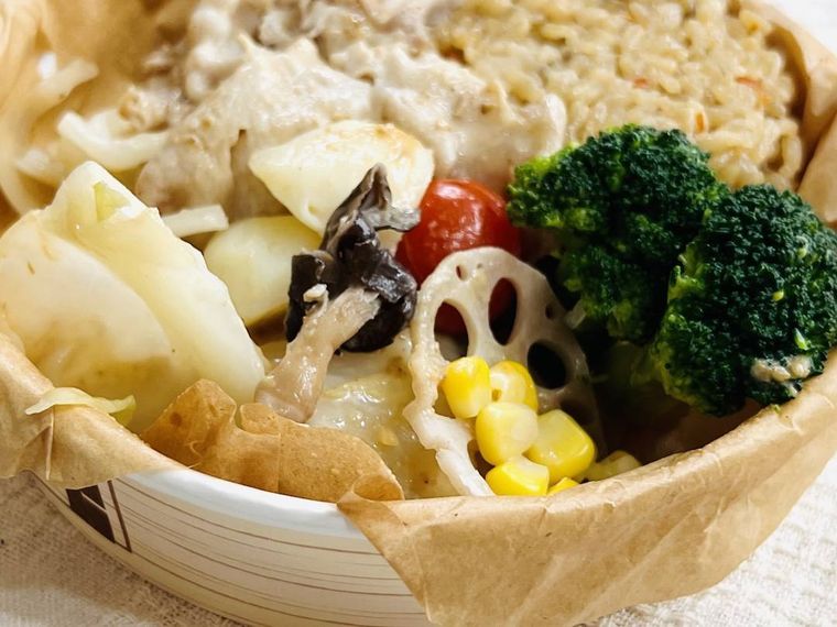 セブンイレブンの蒸し野菜と豚しゃぶのサラダごはん