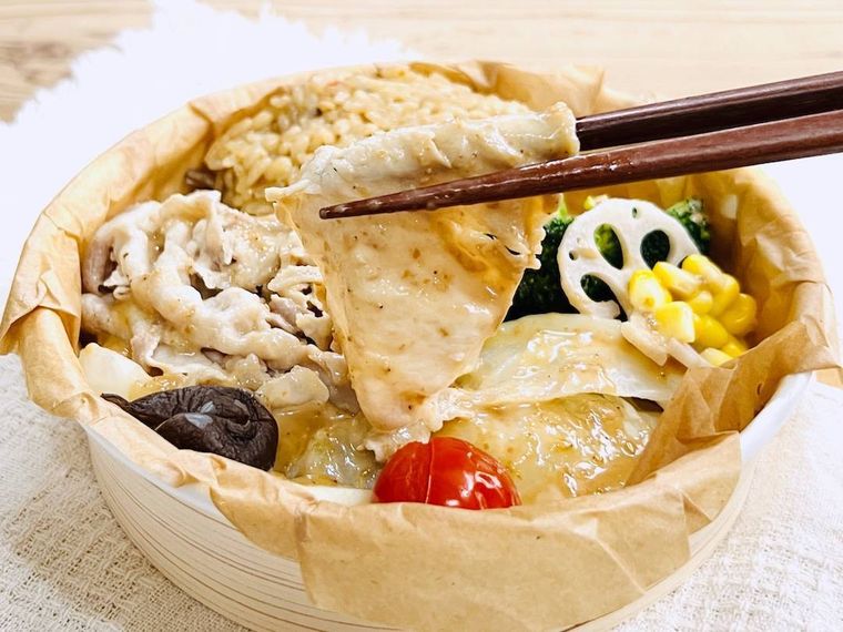 蒸し野菜と豚しゃぶのサラダごはんの豚しゃぶを箸で持ち上げている様子