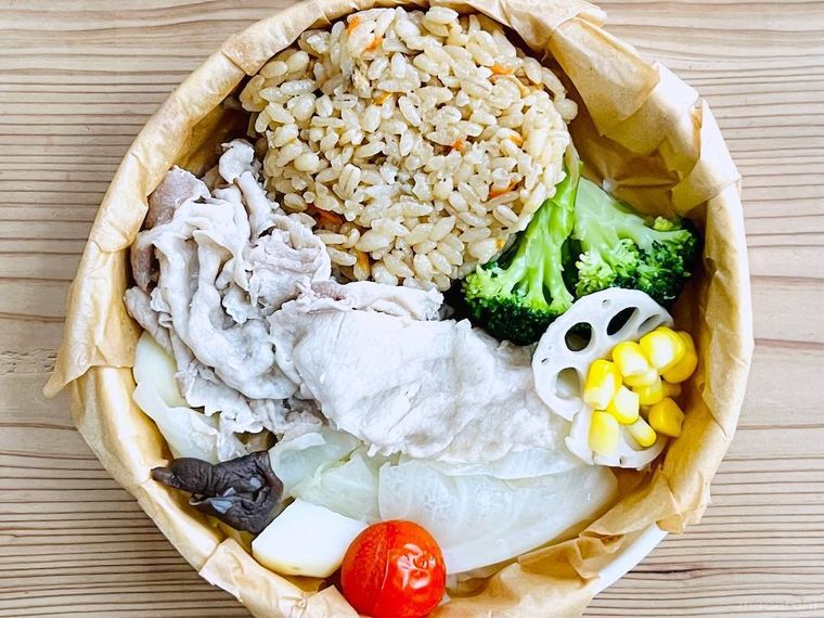 セブンイレブンの蒸し野菜と豚しゃぶのサラダごはんを温めた様子