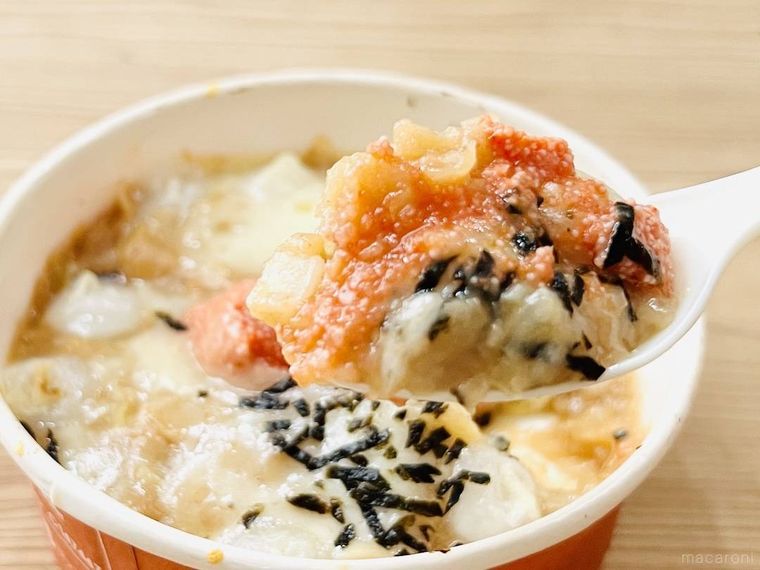 あつあつオーブン焼き もち明太子チーズもんじゃをスプーンですくった様子