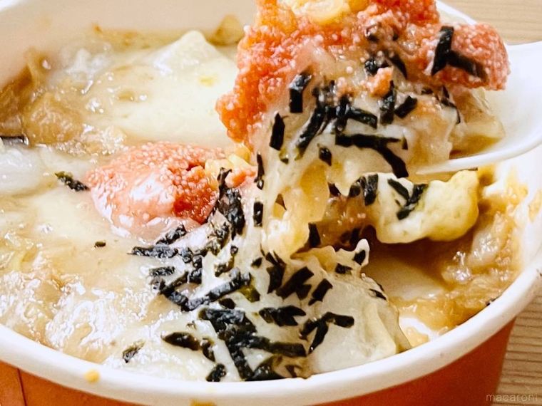 あつあつオーブン焼き もち明太子チーズもんじゃをスプーンですくった様子