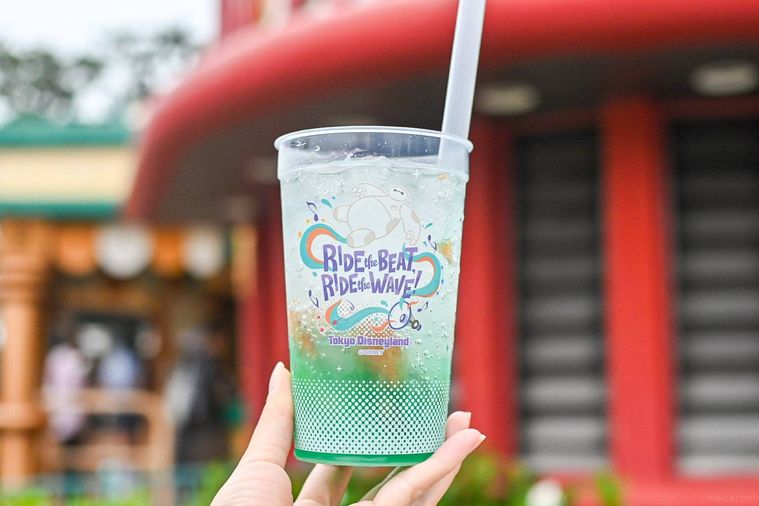 スパークリングドリンクを持っているところ