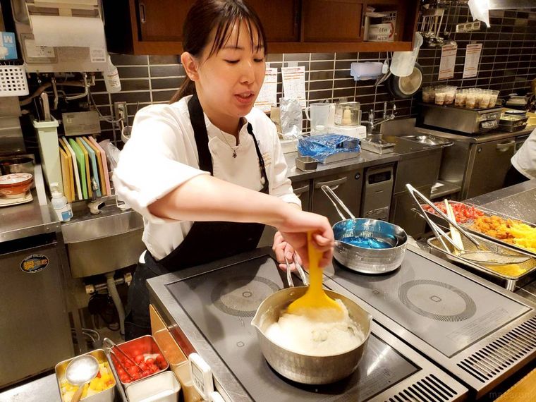 丸亀製麺のスタッフが丸亀うどんプリンを作っている様子
