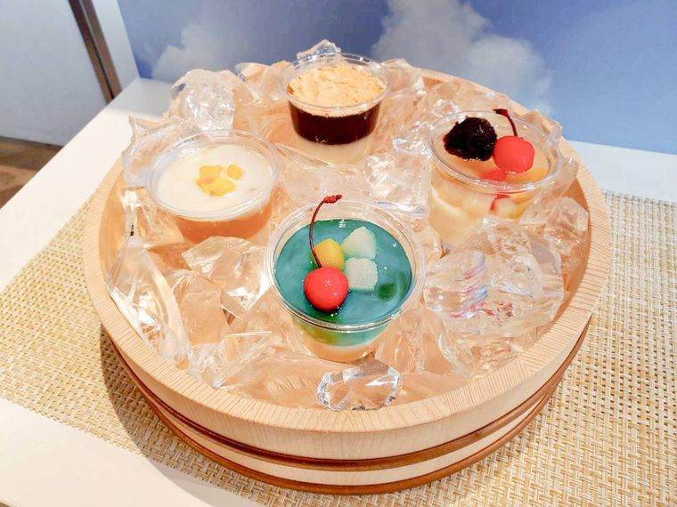 丸亀製麵丸亀うどんプリン4種類が氷が入った樽に並んで入っている