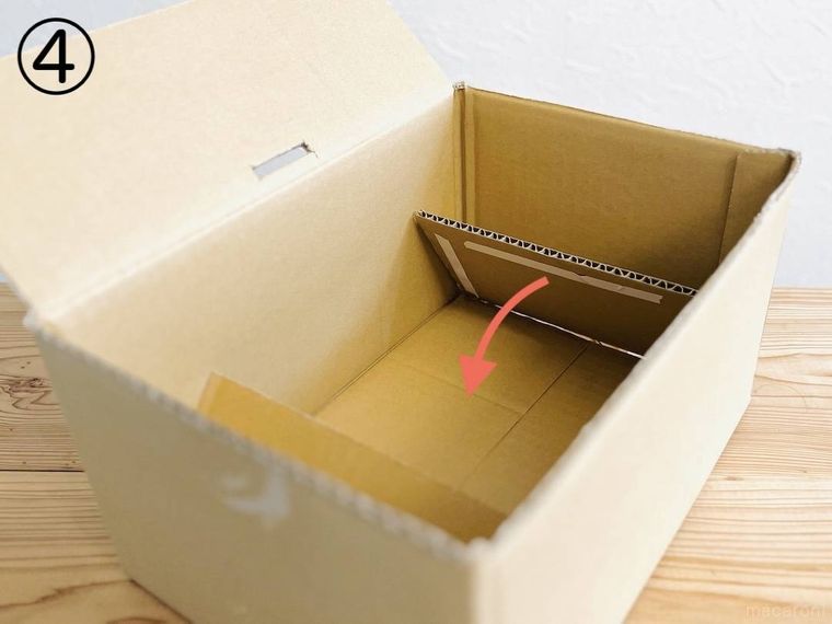 段ボールの底に両面テープを貼った様子