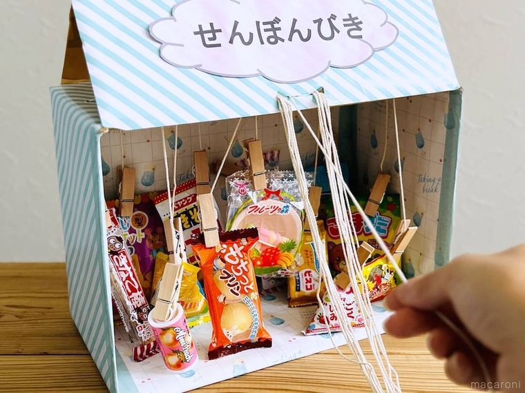 千本引きの紐を引っ張っている様子