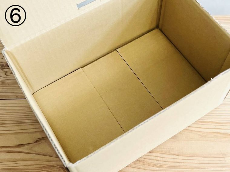 段ボールの底を平らにした様子