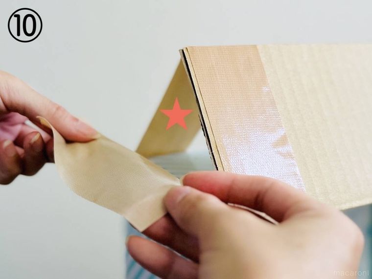 段ボールで千本引きを作っている様子