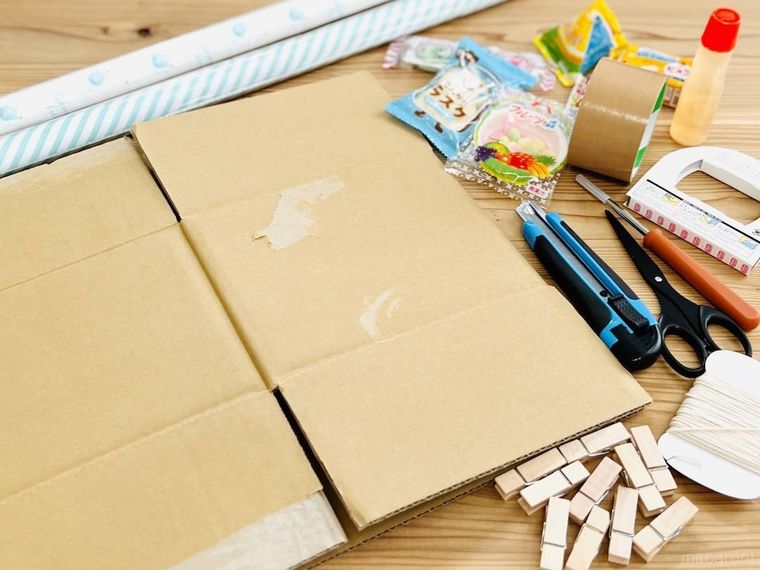 段ボール、タコ糸、木製ピンチ、包装紙、文房具、お菓子