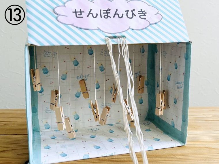 段ボールで千本引きを作っている様子