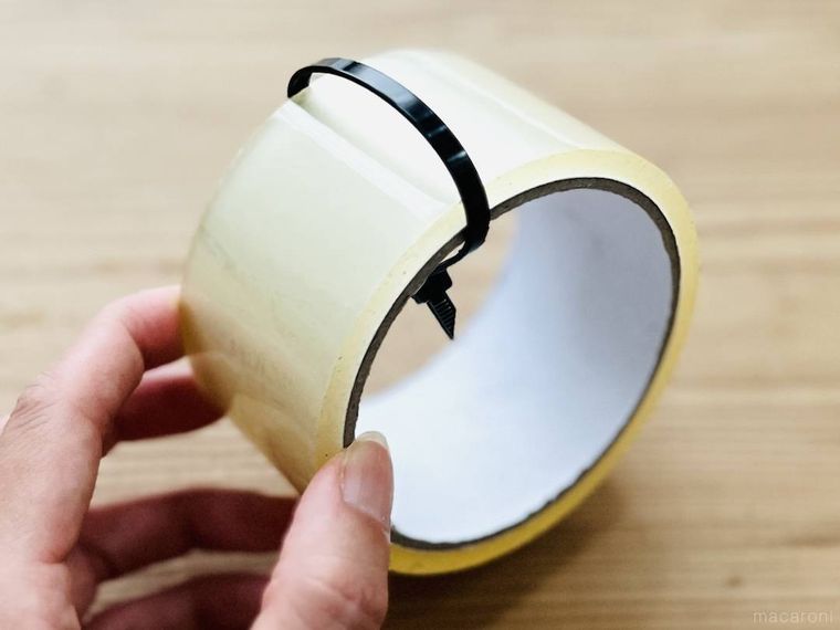 透明テープに結束バンドを取り付けた様子