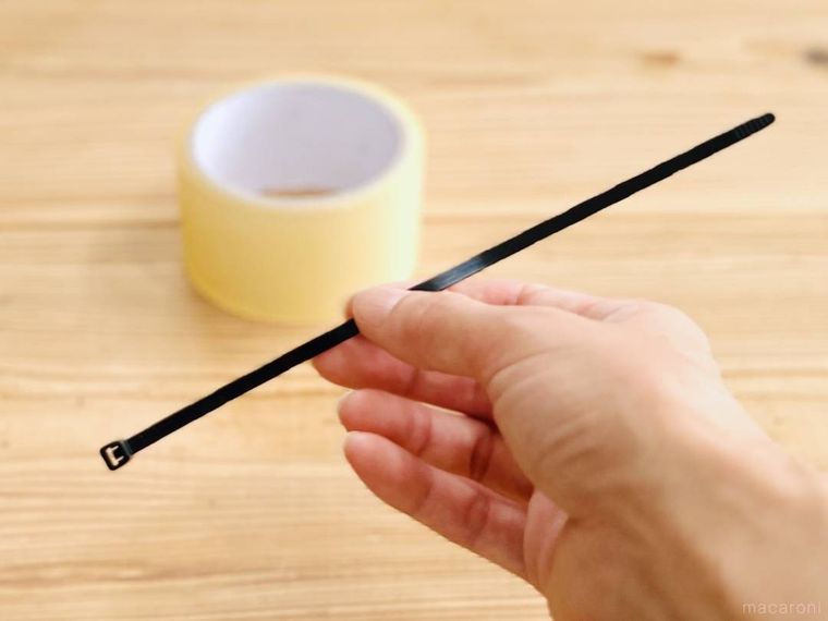 結束バンドを手で持っている様子