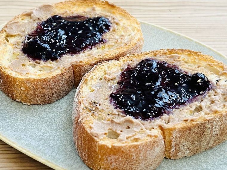 パンに塗るテリーヌ 国産チキンレバーとブルーベリージャムを塗った様子