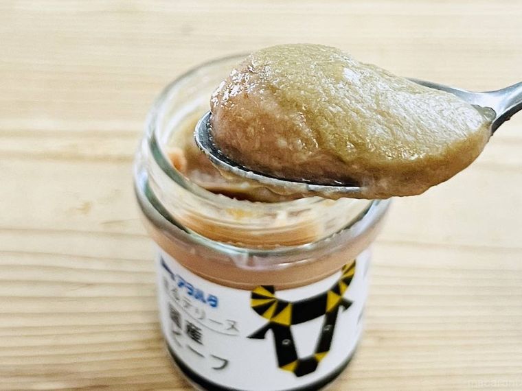 塗るテリーヌ 国産ビーフをスプーンですくった様子