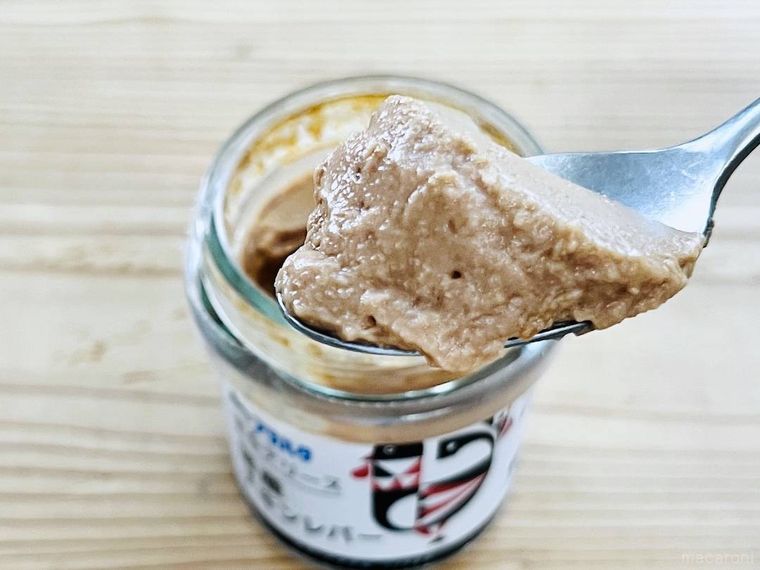 塗るテリーヌ 国産チキンレバーをスプーンですくった様子