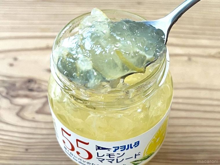 アヲハタ55 レモンママレードをスプーンですくっている様子