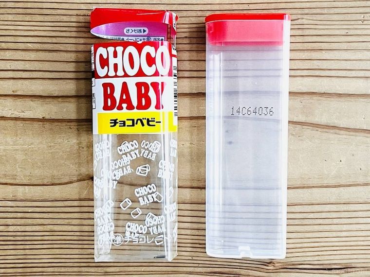 チョコベビーの容器のフィルムを剥がした様子