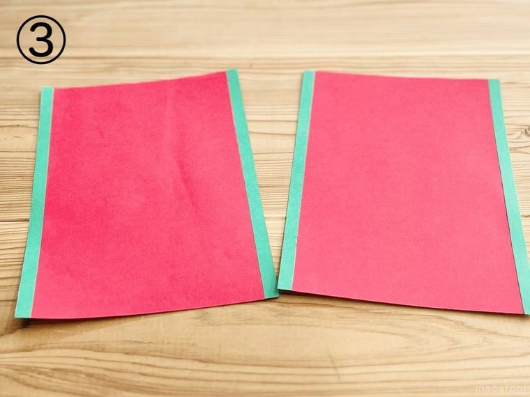 赤い画用紙の両端に緑色の画用紙を貼り付けた様子