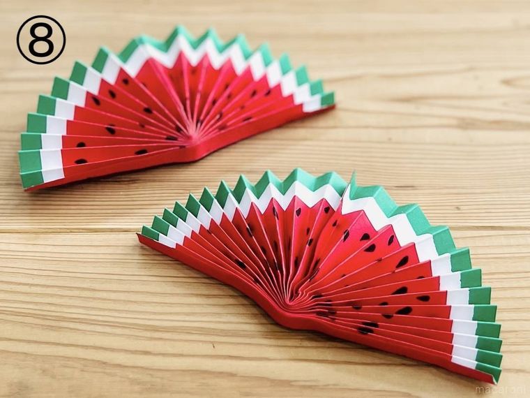 画用紙でスイカ扇子を作っている様子