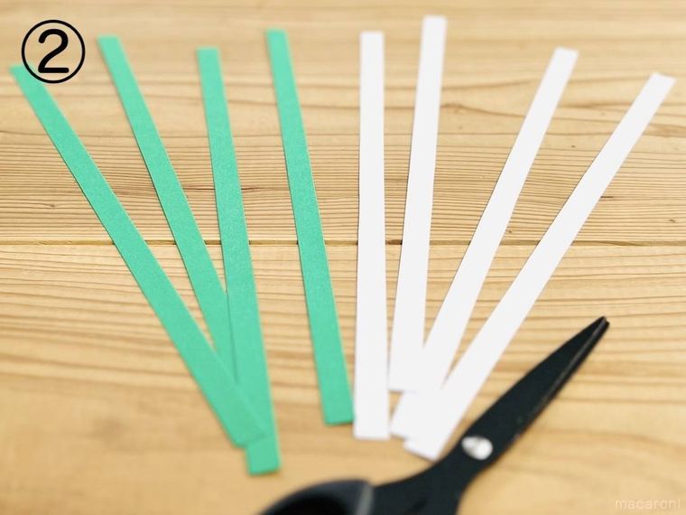 緑色の画用紙と白色の画用紙を1cm幅の短冊状に切った様子