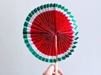 画用紙と割り箸で。100均の材料で作れるスイカ扇子が夏休みの工作にぴったり