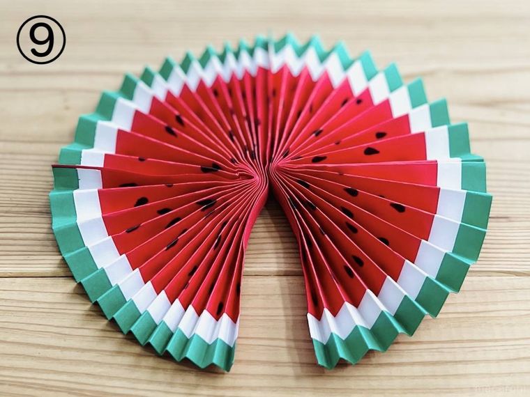 画用紙でスイカ扇子を作っている様子