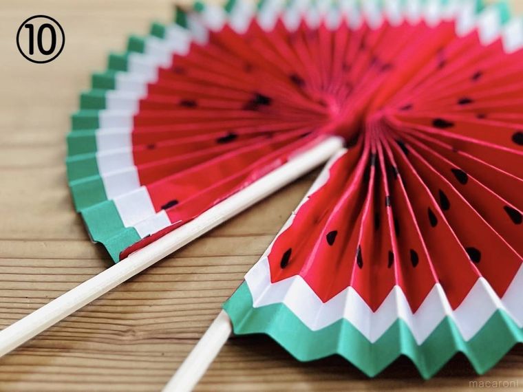 画用紙でスイカ扇子を作っている様子
