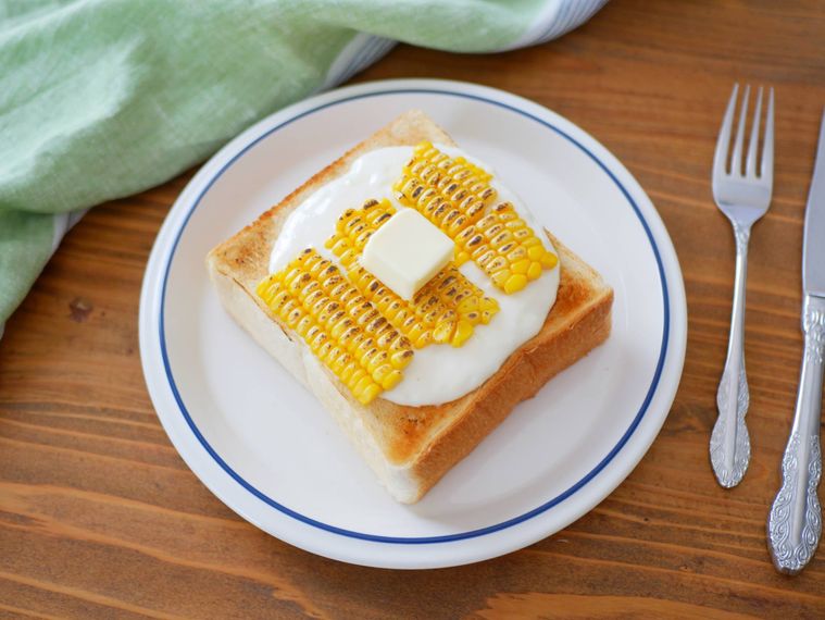白い皿に盛られたとうもろこしトースト
