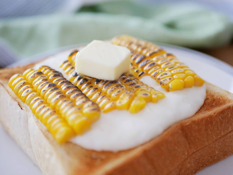 バターがのった焦がしとうもろこしのトースト
