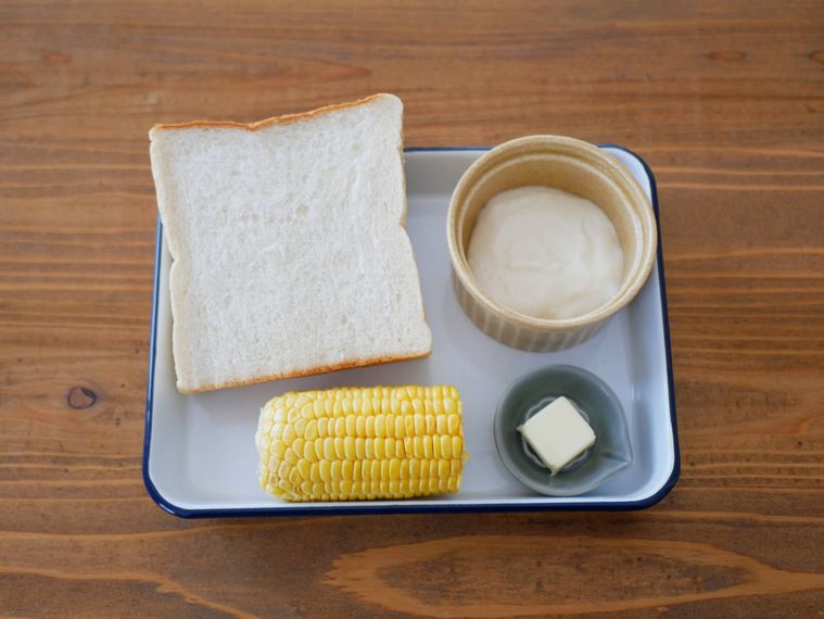 とうもろこしトーストの材料が白いバットの上に並んでいる