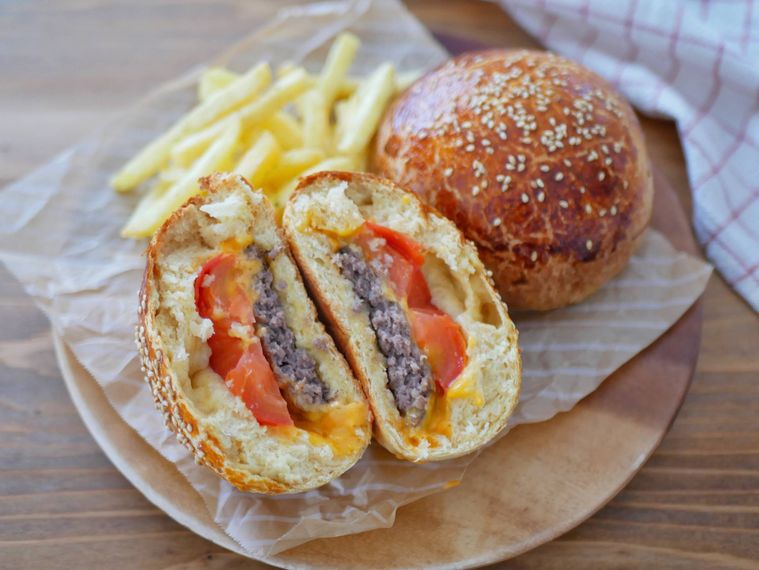 木製の皿に盛られたクローズドバーガー